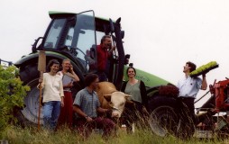 Team des Hofes Mahlitzsch am Traktor